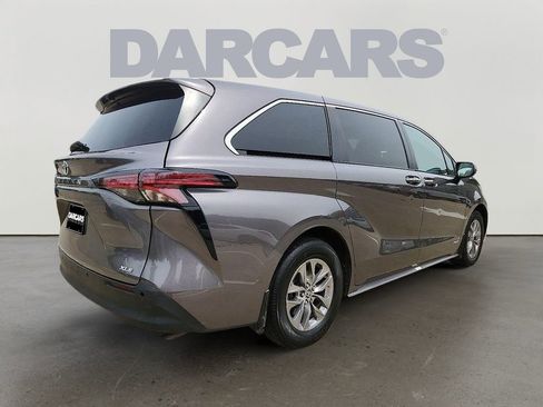 Used 2021 Toyota Sienna XLE image 6