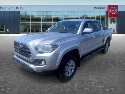 Used 2018 Toyota Tacoma SR5 RWD image 1