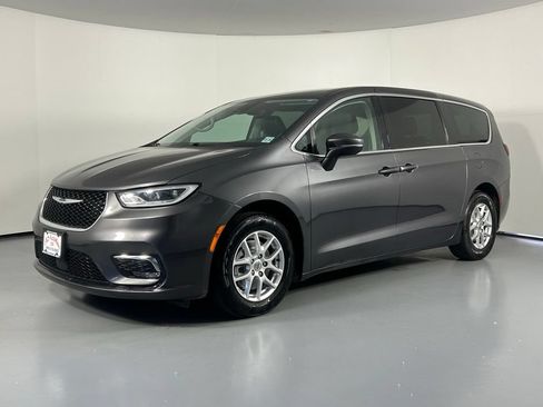 Used 2023 Chrysler Pacifica Touring-L FWD image 3