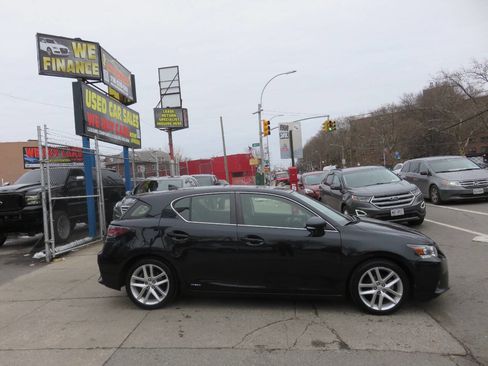 Used 2017 Lexus CT 200h w/ Navigation System Package image 9