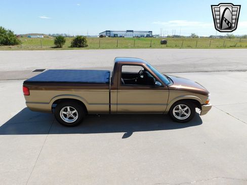 Used 2000 Chevrolet S10 Pickup LS w/ Preferred Equipment Group image 6