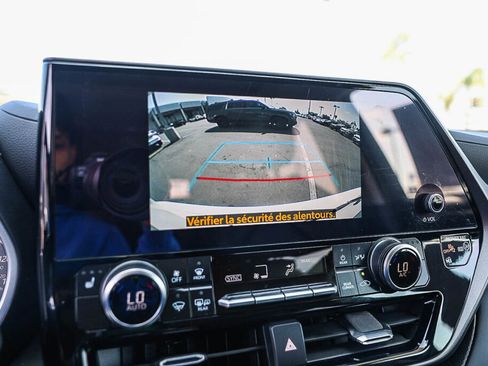 Certified 2025 Toyota Highlander XLE FWD image 16