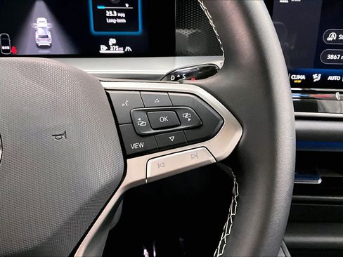 Used 2025 Volkswagen Tiguan SE image 21