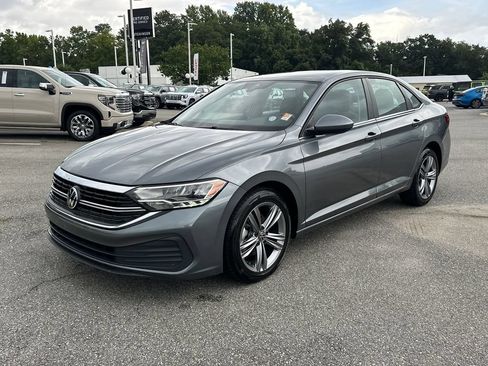 Used 2024 Volkswagen Jetta SE FWD image 3