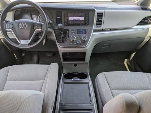 Used 2019 Toyota Sienna LE FWD image 17