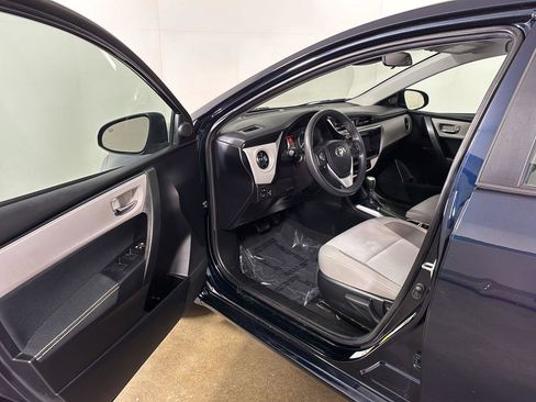 Used 2018 Toyota Corolla LE FWD image 2