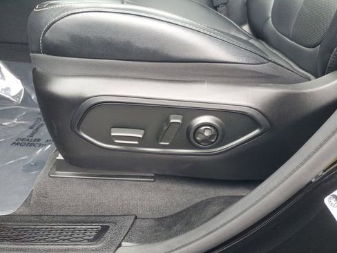 Certified 2025 Jeep Grand Cherokee L Limited w/ Luxury Tech Group II image 19