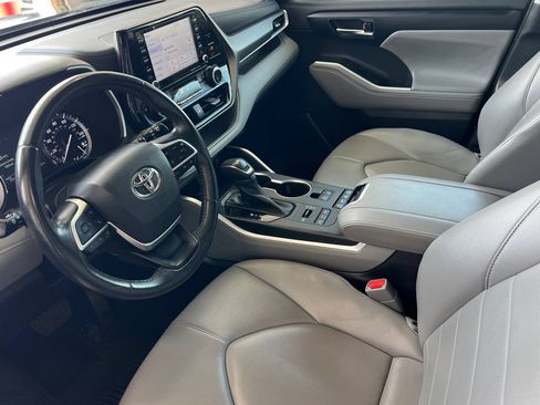 Used 2022 Toyota Highlander XLE AWD/4WD image 7