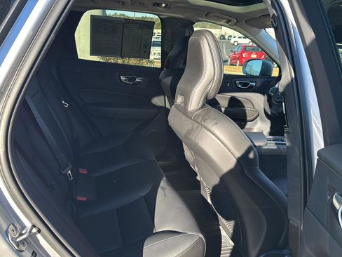 Used 2019 Volvo XC60 T5 Momentum w/ Multimedia Package image 11