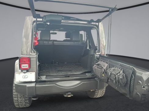 Used 2017 Jeep Wrangler Unlimited Rubicon w/ Cold Weather Group AWD/4WD image 13