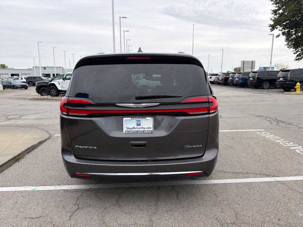 Used 2021 Chrysler Pacifica Touring-L FWD image 4