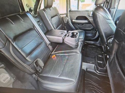 Used 2019 Jeep Wrangler Unlimited Sahara AWD/4WD image 11
