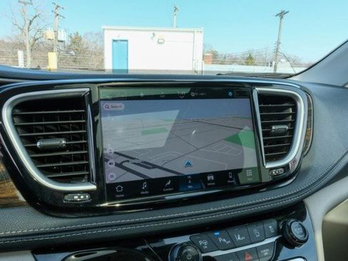 Used 2023 Chrysler Pacifica Limited w/ Uconnect Theater Family Group image 16