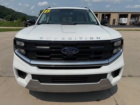 Used 2025 Ford Expedition Max Platinum w/ Driver's Package AWD/4WD image 2