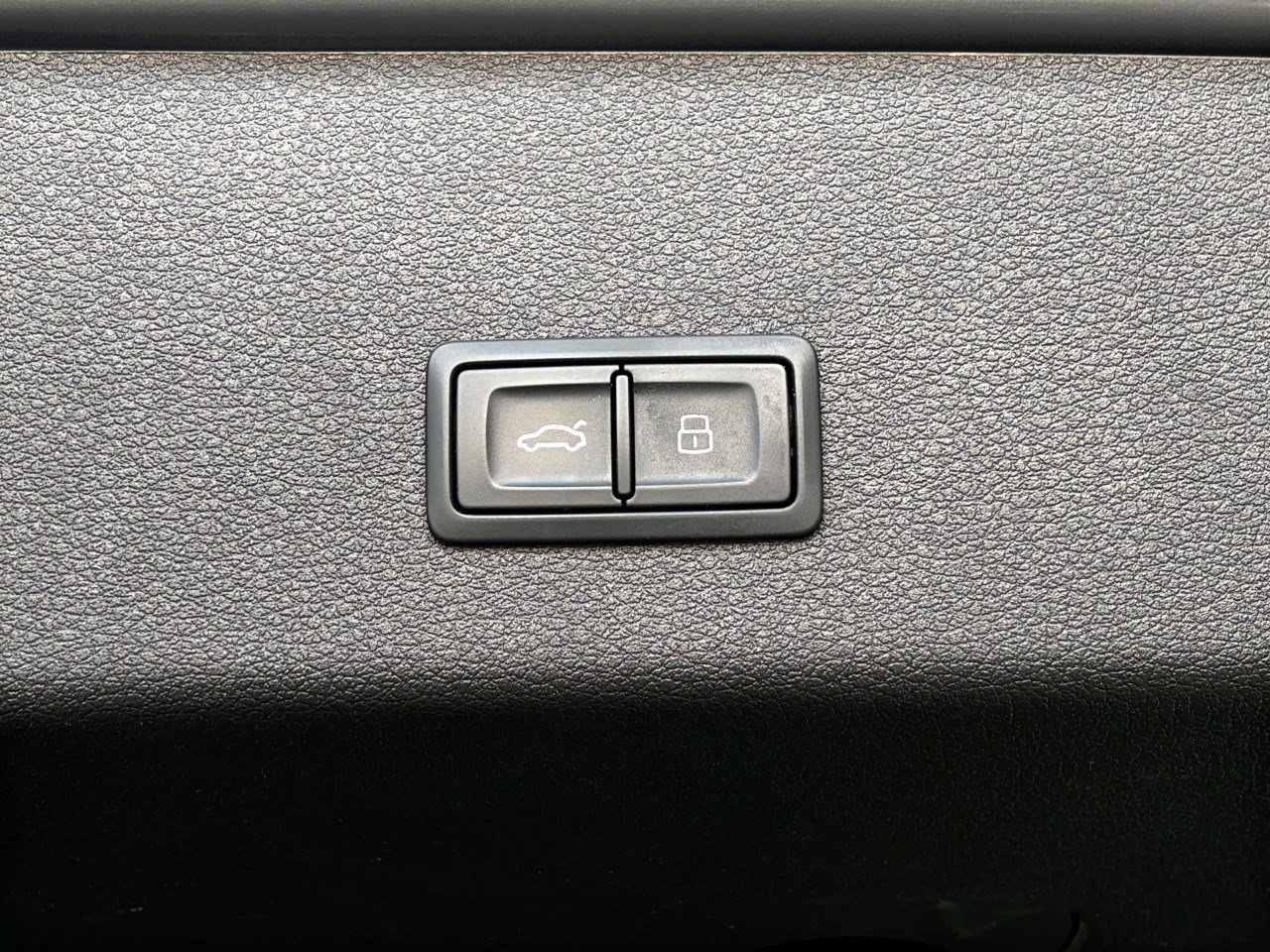 Used 2022 Audi e-tron Premium AWD/4WD image 28