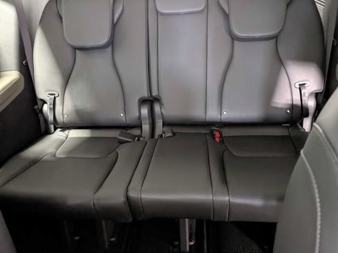 Used 2025 Kia Carnival FWD image 22