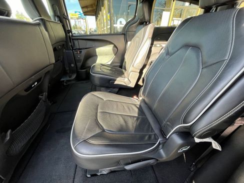 Used 2025 Chrysler Pacifica Limited image 29