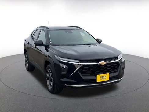 Used 2025 Chevrolet Trax LT FWD image 3