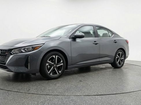 Used 2025 Nissan Sentra SV image 3