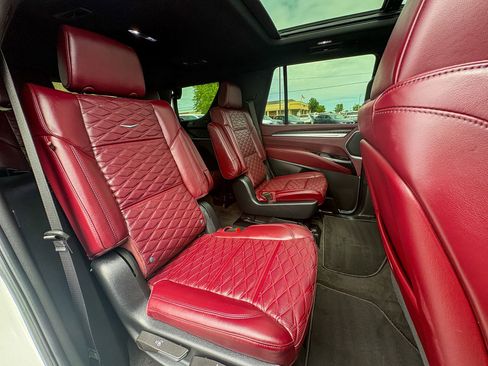 Used 2025 Cadillac Escalade Premium Luxury AWD/4WD image 32