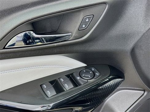 Used 2025 Chevrolet Trax LT w/ LT Convenience Package image 18