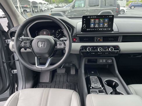 Used 2025 Honda Pilot Touring image 14