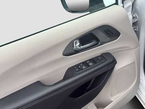 Used 2024 Chrysler Pacifica Touring-L FWD image 21