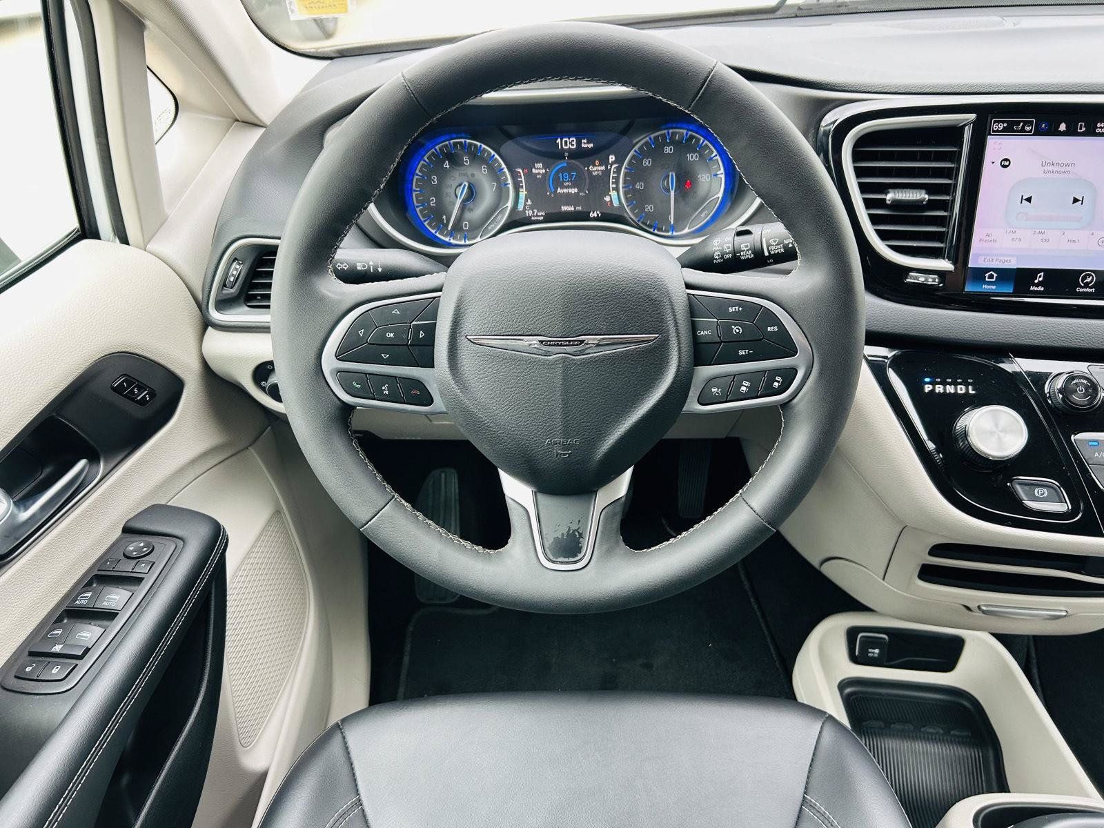 Used 2024 Chrysler Pacifica Touring-L FWD image 15