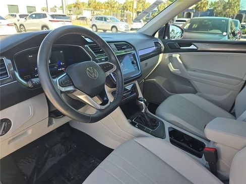 Used 2022 Volkswagen Tiguan SE FWD image 17