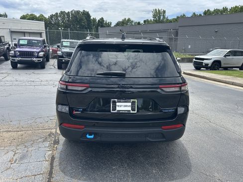Used 2022 Jeep Grand Cherokee Trailhawk w/ Advanced Protech Group II AWD/4WD image 8