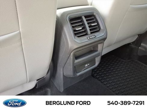 Used 2024 Volkswagen Taos SE image 33