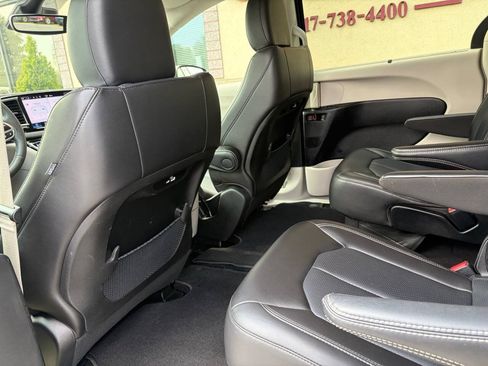 Used 2023 Chrysler Pacifica Touring-L FWD image 40