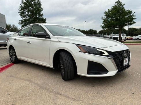 Used 2025 Nissan Altima 2.5 SV FWD image 4