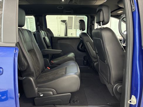 Used 2020 Dodge Grand Caravan SXT w/ Driver Convenience Group FWD image 12