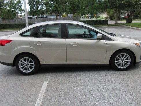Used 2018 Ford Focus SE FWD image 6