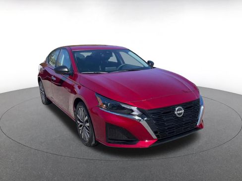 Used 2025 Nissan Altima 2.5 SV image 2