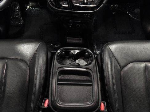 Used 2020 Chrysler Pacifica Touring-L FWD image 16