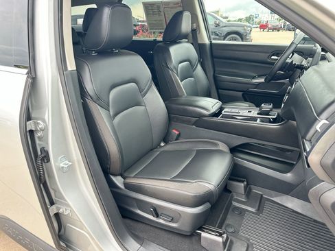 Used 2022 Nissan Pathfinder SL w/ SL Black Package FWD image 25
