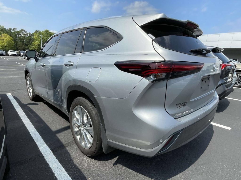 Used 2024 Toyota Highlander Limited FWD image 5