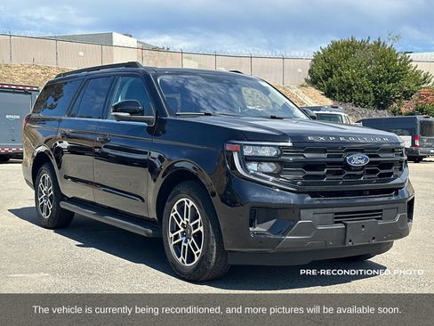 Used 2025 Ford Expedition Max Active AWD/4WD image 8