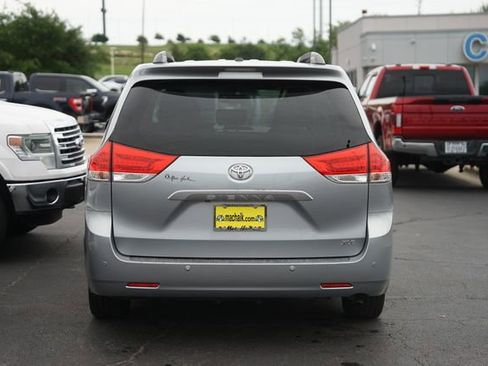 Used 2013 Toyota Sienna XLE w/ Entertainment Pkg FWD image 6