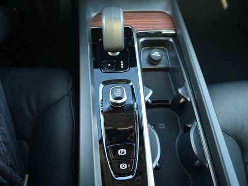 Used 2025 Volvo V60 B5 Cross Country Plus image 21