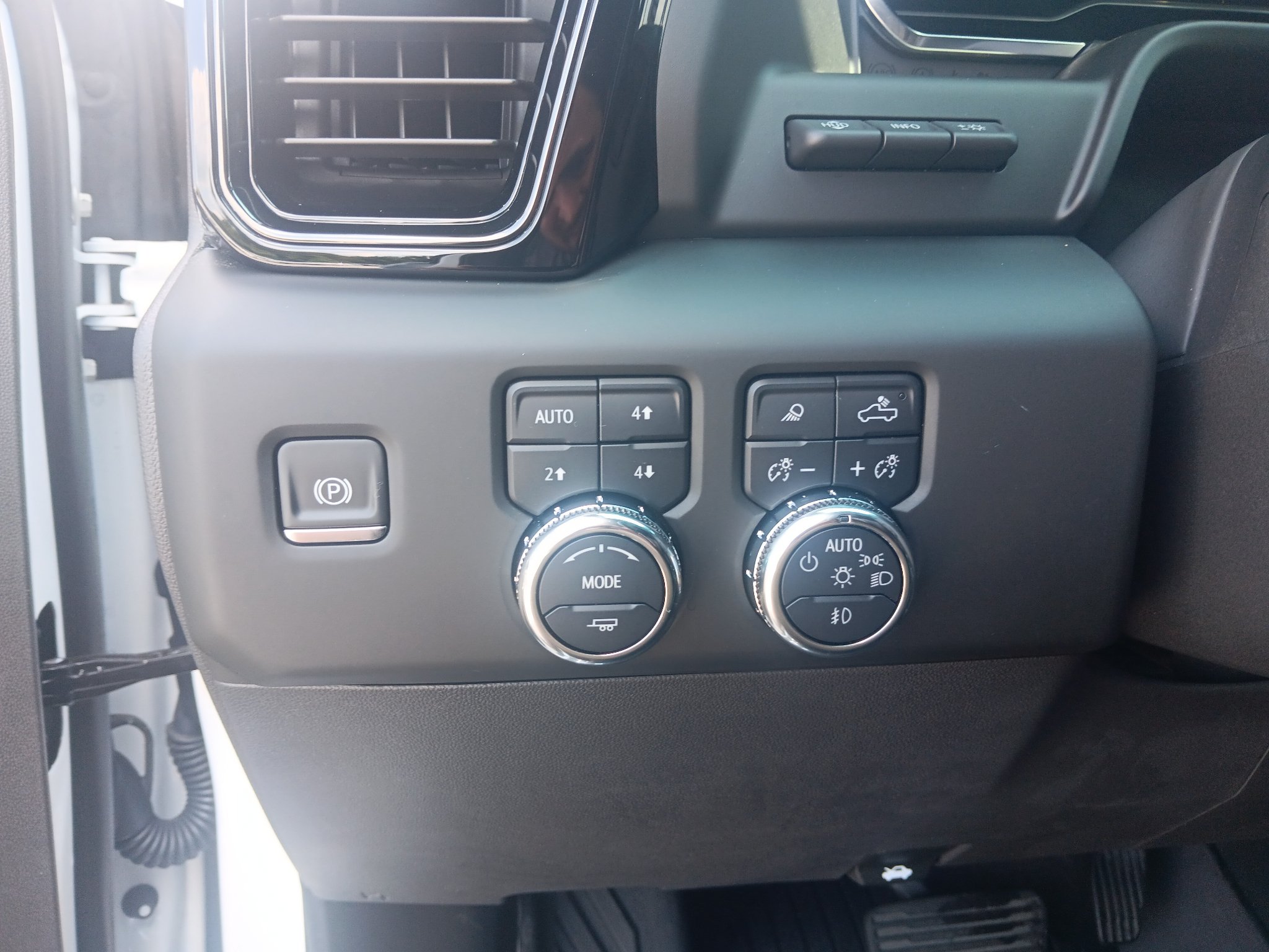 Used 2025 GMC Sierra 1500 AT4 w/ AT4 Premium Package AWD/4WD image 15