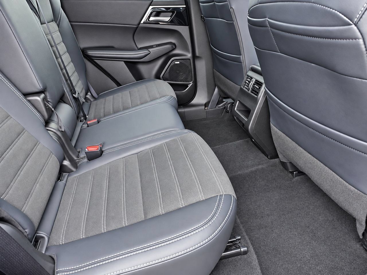 Used 2025 Mitsubishi Outlander SE AWD/4WD image 41