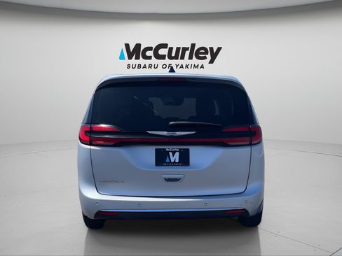Used 2023 Chrysler Pacifica Touring-L FWD image 5