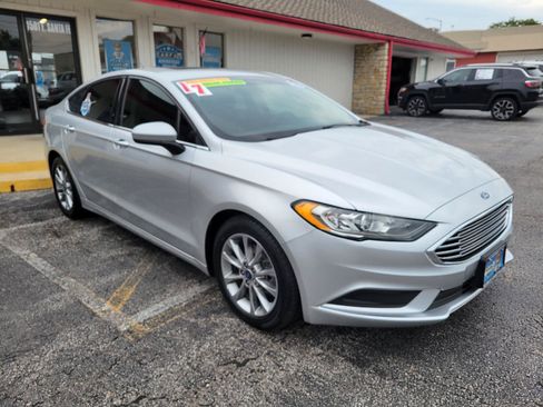 Used 2017 Ford Fusion SE w/ Fusion SE Technology Package FWD image 3