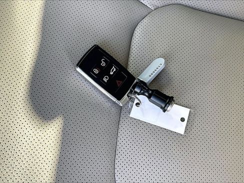 Used 2023 Land Rover Defender 130 SE image 11