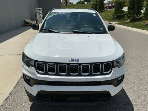 Used 2024 Jeep Compass Latitude AWD/4WD image 9