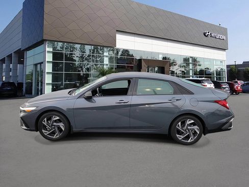 Certified 2025 Hyundai Elantra SEL image 3