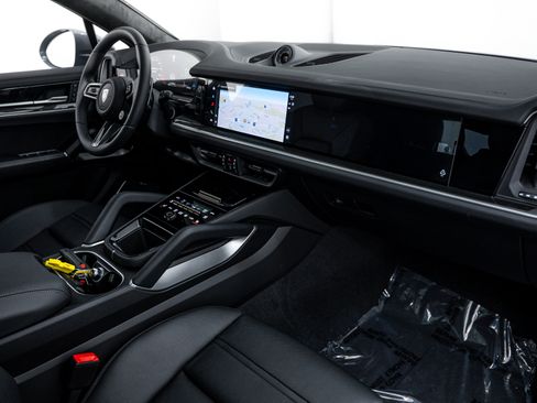 New 2026 Porsche Cayenne Turbo image 17